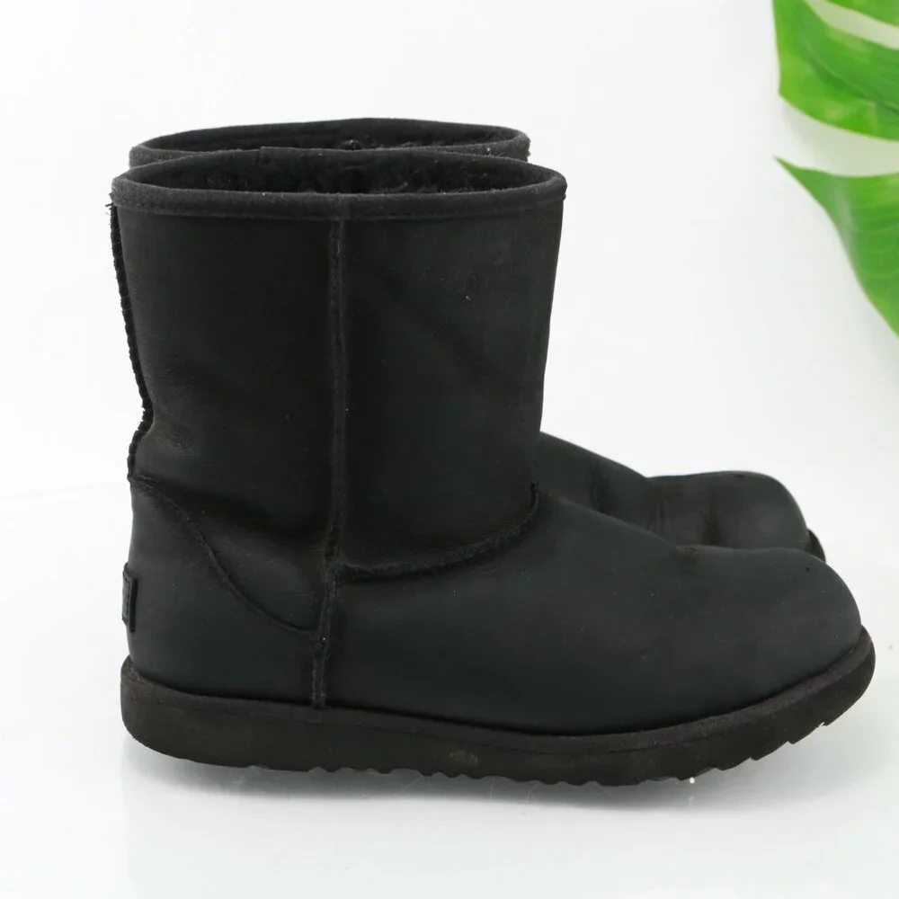 UGG‎ Womens Classic Short II Boot Size 7 Black Suede Sherpa Shearling Pull On